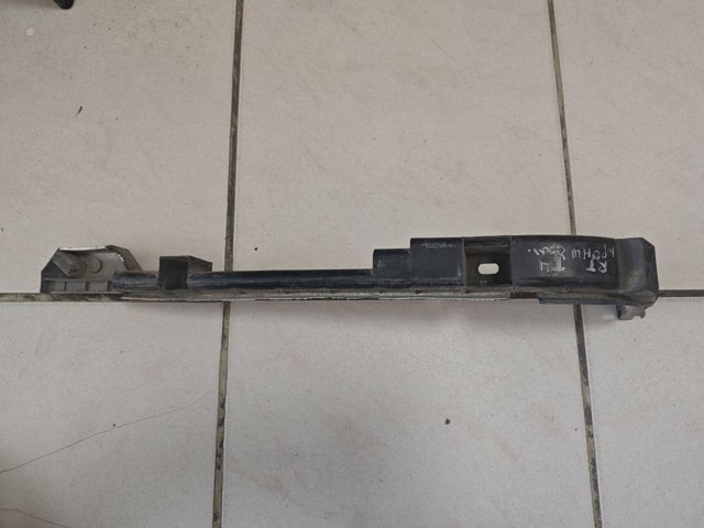 Направляющая заднего бампера, правая 7D0807394 VAG