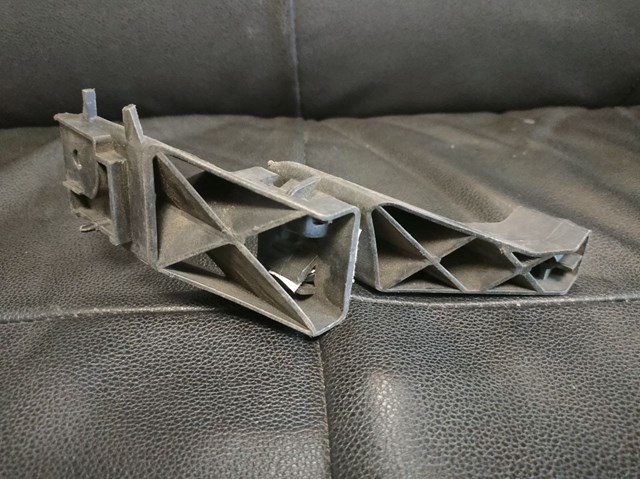 Левое крепление заднего бампера 7P6807046 VAG