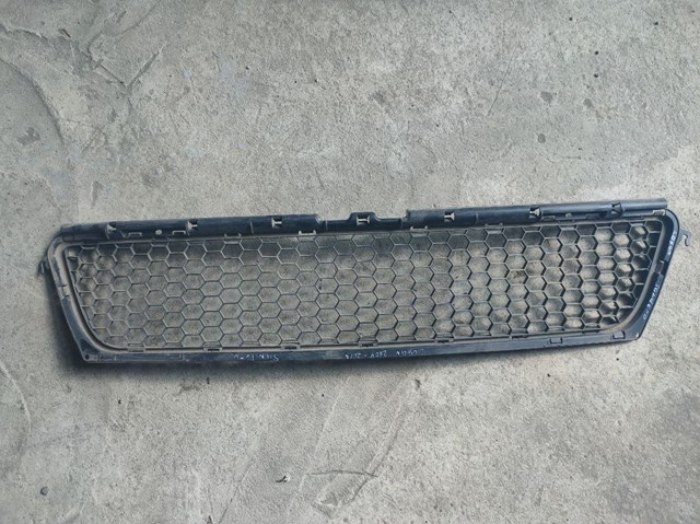 Решетка переднего бампера 8200735103 RENAULT