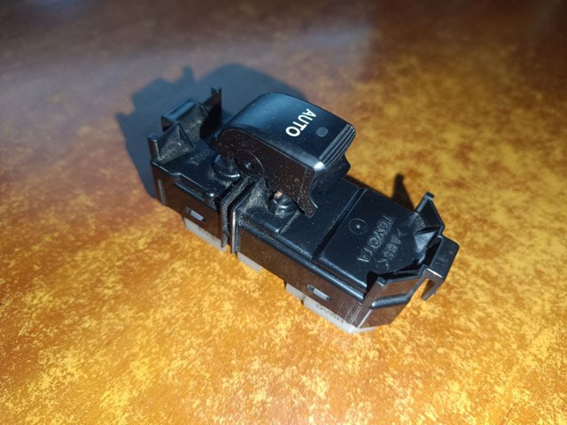Кнопки переднего левого стеклоподъемника 8403060022 TOYOTA