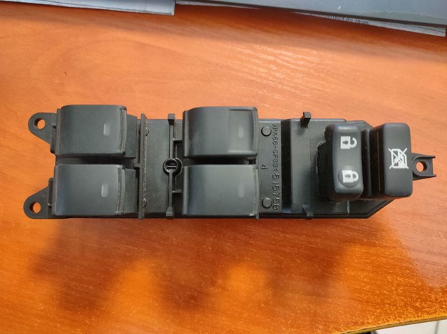 Кнопки переднего левого стекло подъемника 8404060220 TOYOTA