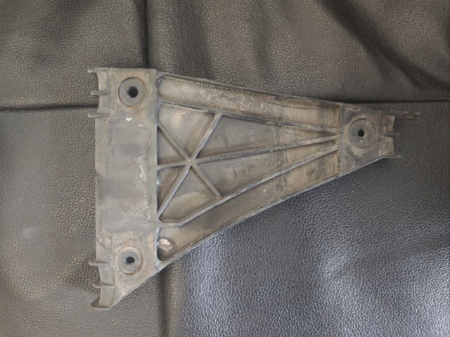Направляющая заднего бампера, правая 8D0807484 VAG