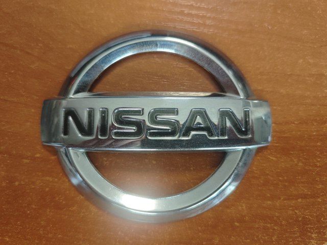 Эмблема на крышку багажника 90890AU400 NISSAN