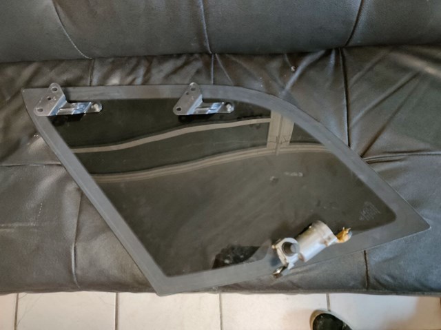 Стекло багажника, левое A1636700350 MERCEDES