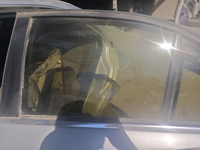 Стекло двери задней левой A2047350110 MERCEDES