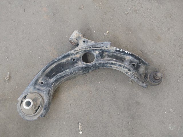 Правый рычаг передней нижней подвески D10E34300 MAZDA