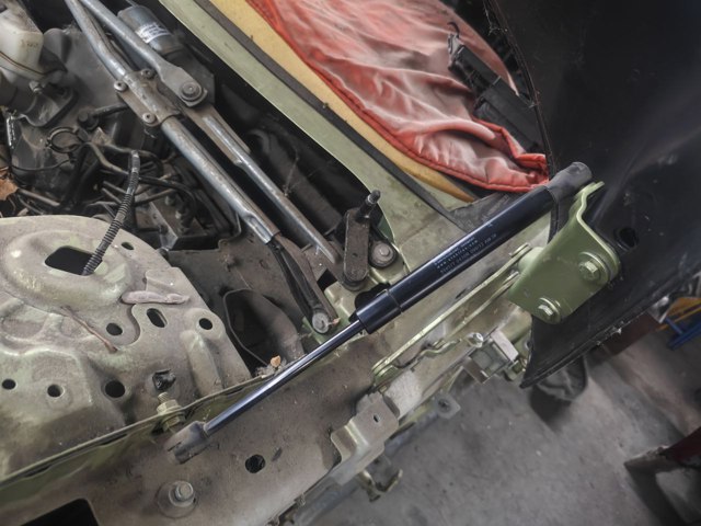 LR025400 Амортизатор капота купить Житомир