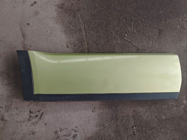 Накладка задней правой двери, нижняя LR027976 LAND ROVER