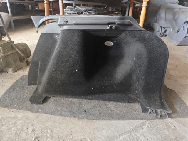 Облицовка багажного отсека, правая LR041472 LAND ROVER