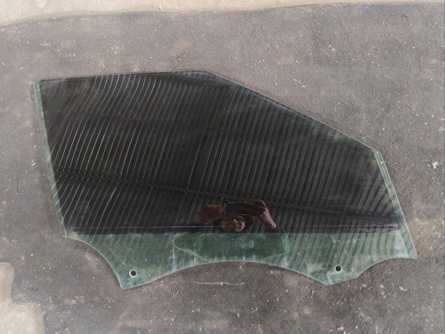 Стекло пассажирской двери LR044525 LAND ROVER