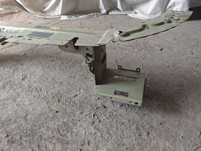 LR048565 LAND ROVER Суппорт радиатора верхний (монтажная панель крепления фар) купить в Кривой Рог