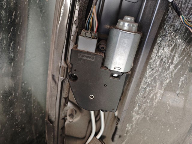 Мотор привода люка LR064633 LAND ROVER
