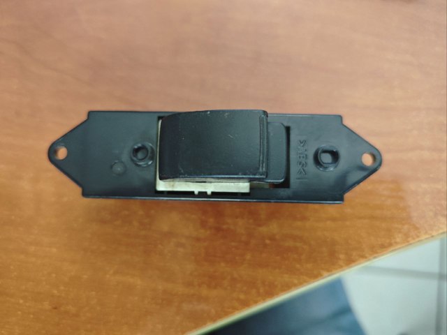 Кнопки переднего правого стеклоподъёмника MR587944 MITSUBISHI