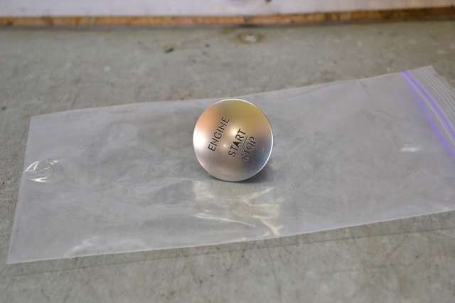 Кнопка запуска двигателя 2215450714 MERCEDES