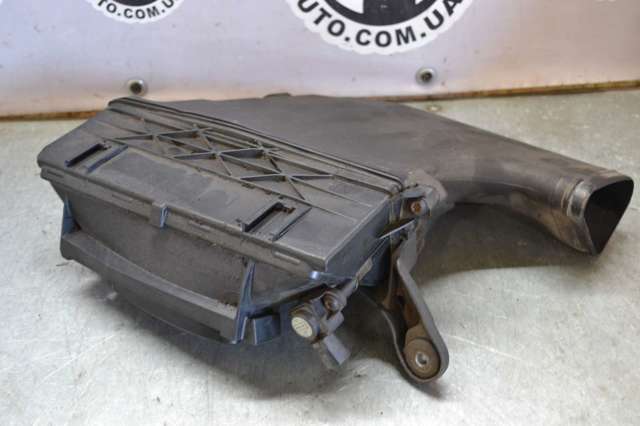 Корпус воздушного фильтра, левый 6420903101 MERCEDES