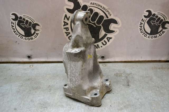 Кронштейн подушки (опоры) двигателя, правой 6512231404 MERCEDES