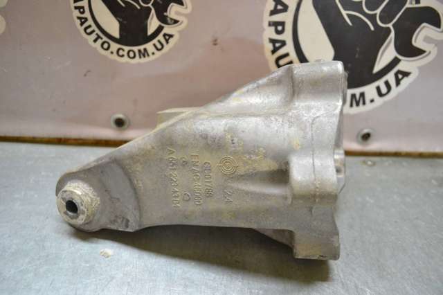 Кронштейн подушки (опоры) двигателя, правой 6512234304 MERCEDES