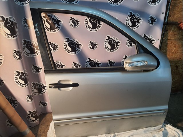 Пассажирская передняя дверь A1637201605 MERCEDES