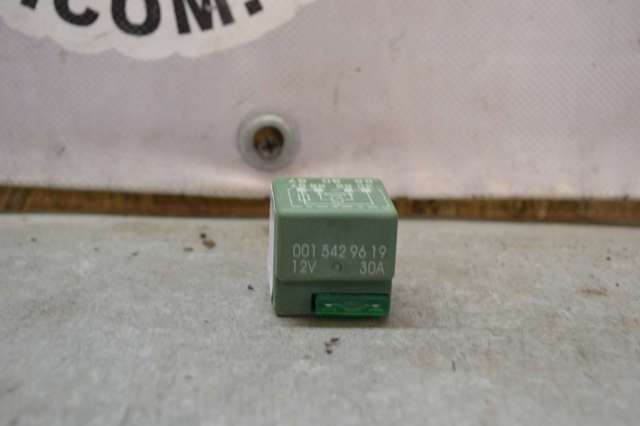 Реле топливного насоса V30710038 VEMO