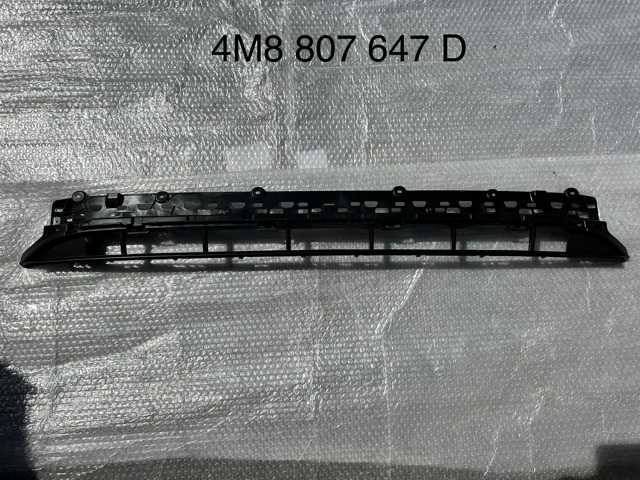 4M8807647D9B9 VAG Решетка бампера переднего центральная купить в Полтава