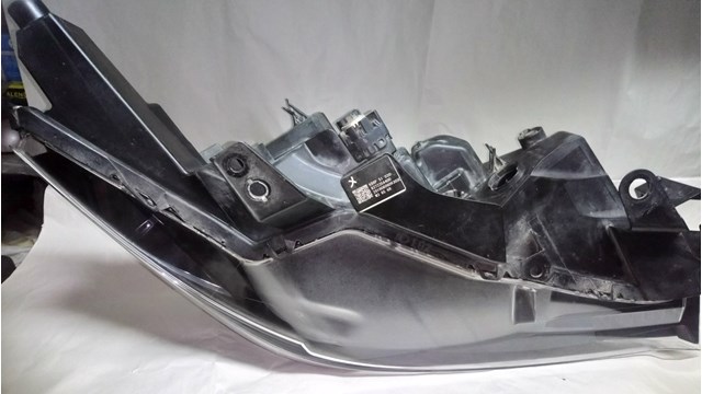 MAZDA KB8P51031H Правая фара в наличии Ирпень