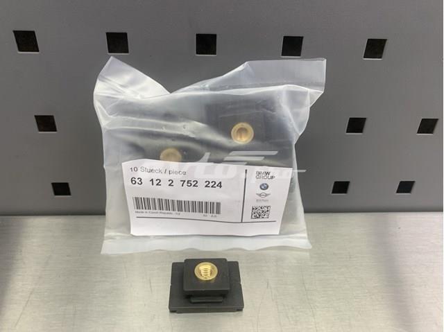 Гайка выпускного коллектора 63122752224 BMW