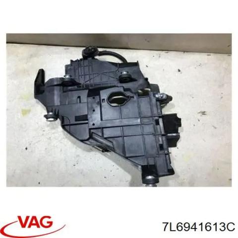 Кронштейн (адаптер) крепления фары передней левой 7L6941613C VAG