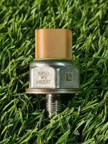Регулятор давления топлива в топливной рейке 166386RC0A NISSAN