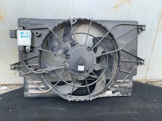 Диффузор радиатора охлаждения в сборе с мотором 25380F3300 HYUNDAI