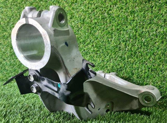 Цапфа поворотного кулака 400156RA0A NISSAN