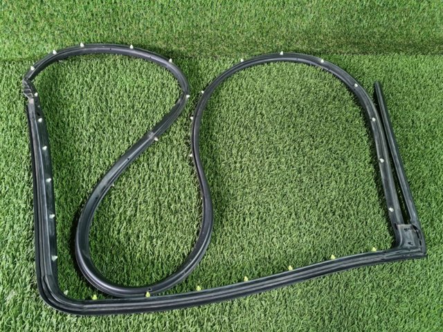 55399215AE CHRYSLER Уплотнитель двери задней левой (на двери) купить в Николаев