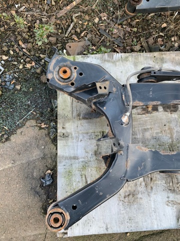 Балка задней подвески поперечная 554006RR2B NISSAN