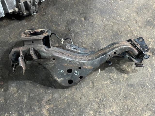 NISSAN 555014BA0A Цапфа задняя правая в наличии Чернигов