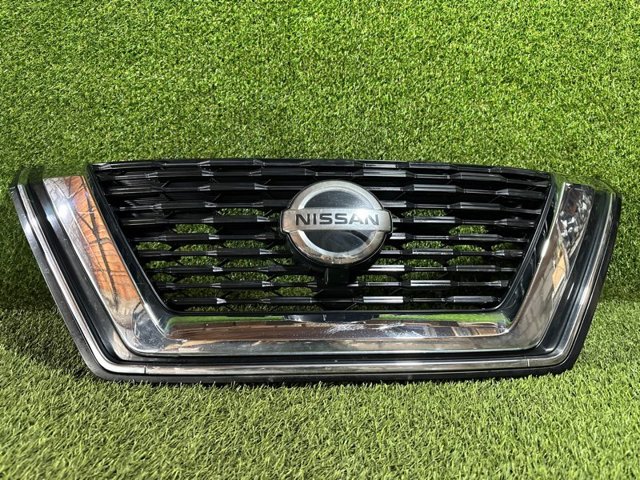 NISSAN 623106RR0A Решетка радиатора в наличии Тернополь