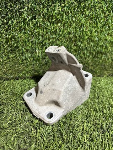 Кронштейн подушки (опоры) двигателя, левой 68252524AA CHRYSLER