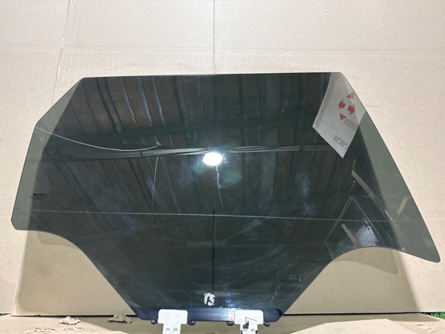 Стекло задней правой двери 823006RA0C NISSAN