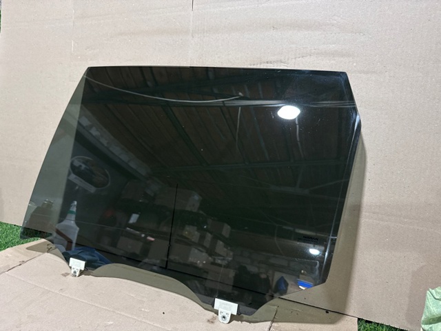 Стекло задней двери, левой 823015HK0B NISSAN