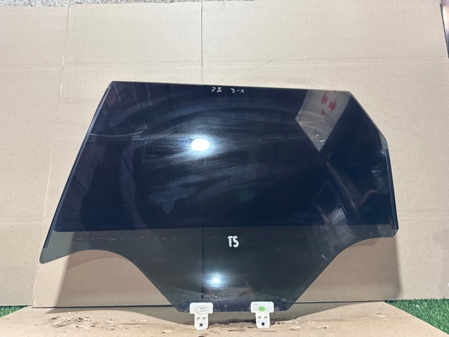 Стекло задней двери, левой 823016RA0C NISSAN