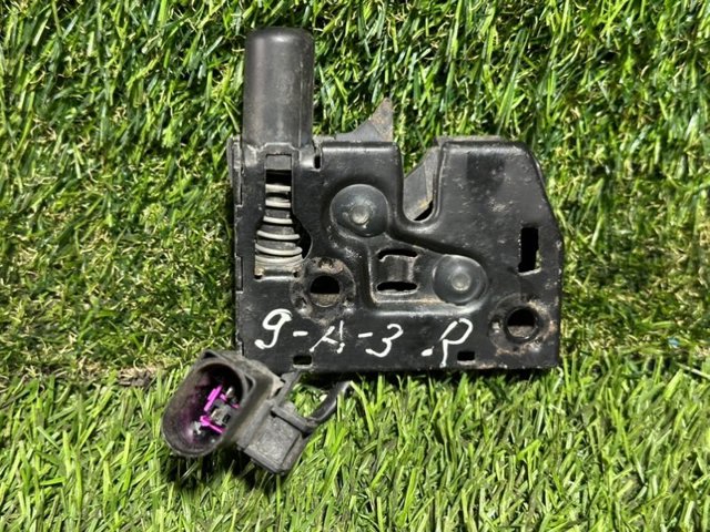 Замок крышки капота 8V0823509 VAG