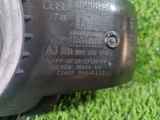 Лючок (дверца) бензобака 8V5809906 VAG