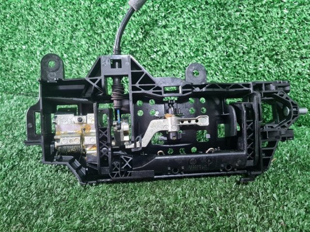 8W01837811A VAG Держатель наружной ручки двери передней левой купить в Львов