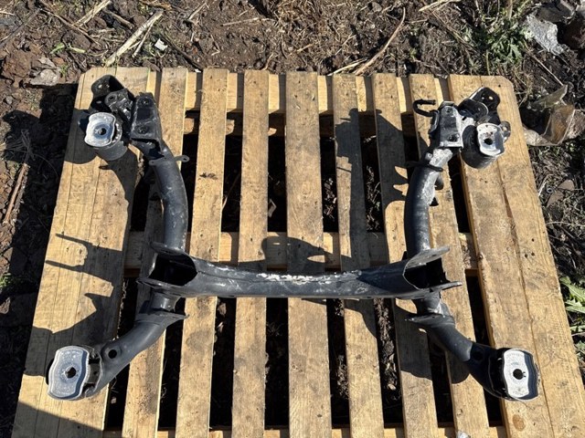Поперечина задней подвески 8W0505235AE VAG