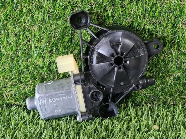 8W0959812 Мотор стеклоподъемника двери задней правой купить Украина