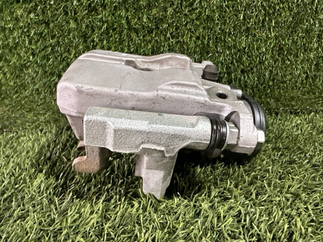D40106RA0C Суппорт задний левый купить Киев