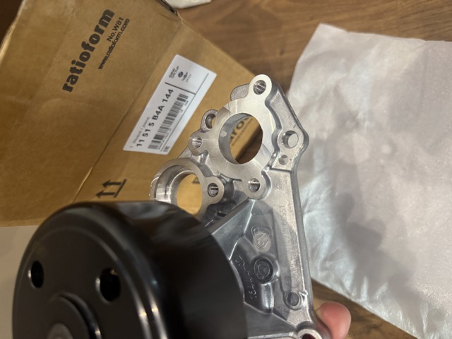 Насос системы охлаждения 11515B4A144 BMW