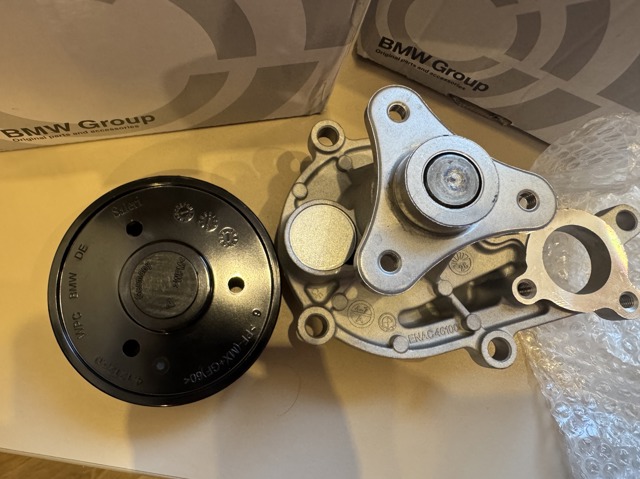 Помпа охлаждения 11518482250 BMW