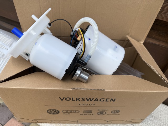 Насос погружной в баке 8K0919051AM VAG