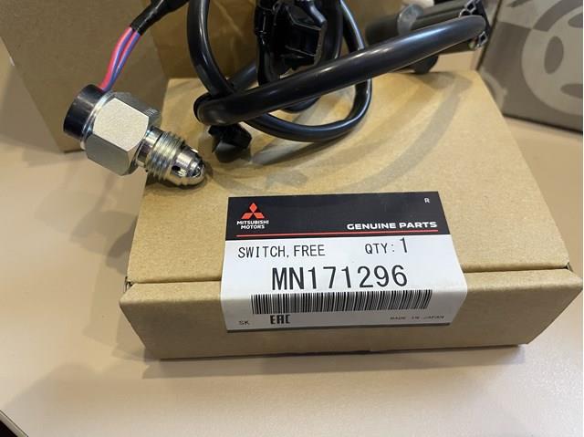 Датчик включения дифференциала моста MN171296 MITSUBISHI