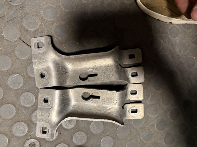 Кронштейн усилителя переднего бампера 51117357180 BMW