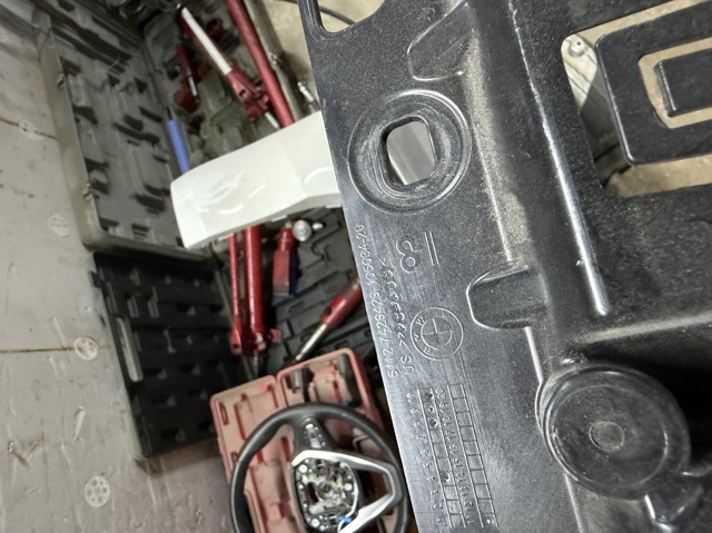 BMW 51127429429 Кронштейн бампера заднего центральный в наличии Полтава